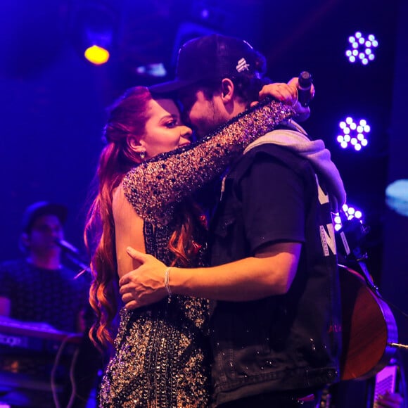 Maiara e Fernando Zor trocaram carinho durante show