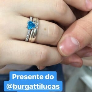 Namorado de Sophia Valverde, Lucas Burgatti dá joia com pedra preciosa para atriz no aniversário de 14 anos dela