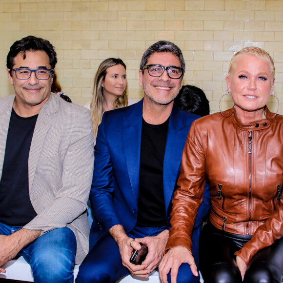 Xuxa Meneghel assiste desfile de Sasha com Junno Andrade e Luciano Szafir