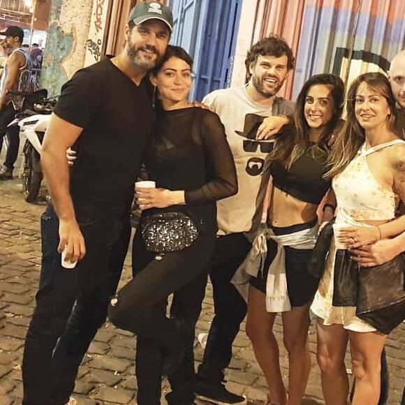 Carol Castro e Bruno Cabrerizo se beijam em festa no subúrbio carioca, em 1º de setembro de 2019