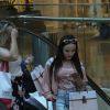 Larissa Manoela é fotografada em dia de compras com a mãe, Silvana Taques, no shopping Vilagge Mall