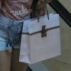 Larissa Manoela é fotografada carregando duas sacolas da marca de moda infantil Paola da Vinci