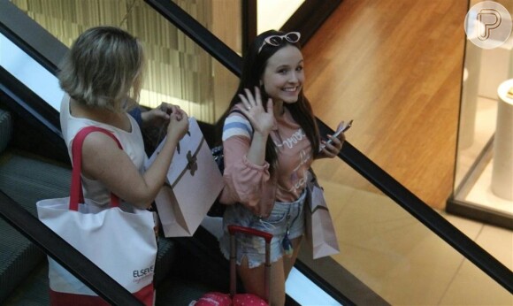 Larissa Manoela é fotografada em dia de compras no shopping Vilagge Mall, localizado na Barra da Tijuca, zona oeste do Rio de Janeiro, neste domingo, 01 de setembro de 2019