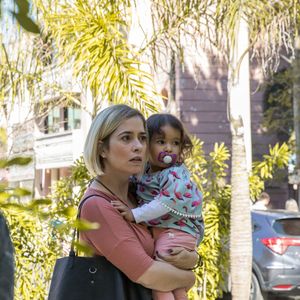 Nina chama por Rita (Alanis Guillen) e Lígia (Paloma Duarte) se irrita na novela 'Malhação: Toda Forma de Amar'