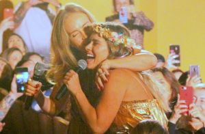 Carolina Dieckmann e Angélica cantam 'Vou de Táxi' em espetáculo da atriz. Fotos