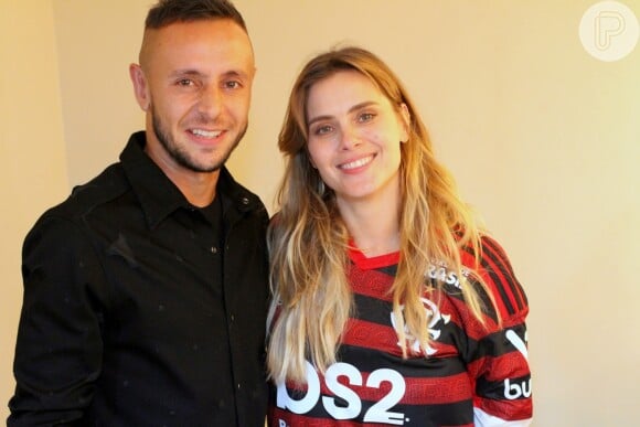 Carolina Dieckmann ganhou uma camisa do Flamengo do jogador Rafinha