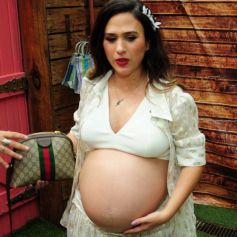 Quarto da filha de Tatá Werneck tem papel de parede estampado e pelúcias espalhadas pelo espaço