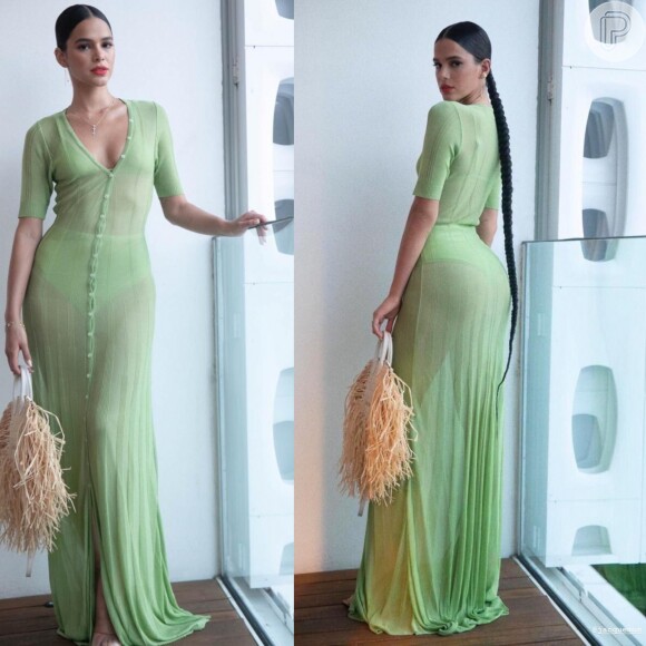 Bruna Marquezine usou um vestido de tricô em tom de verde lavado para prestigiar o lançamento de linhas de joia de Sasha Meneghel