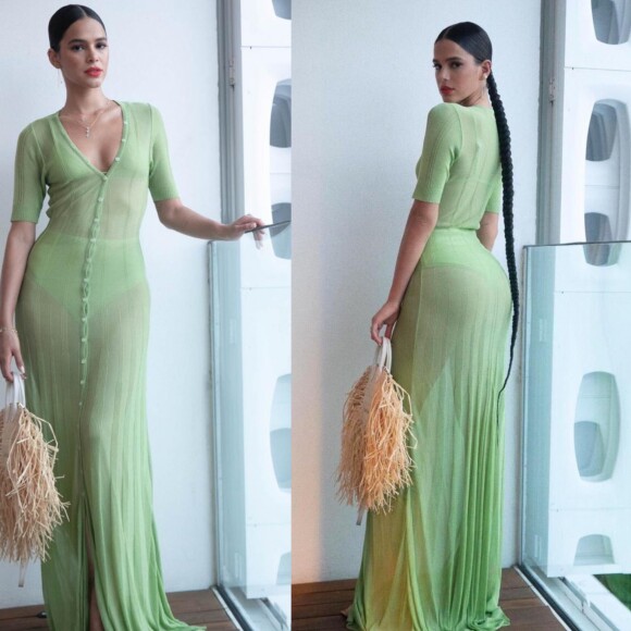 Bruna Marquezine usou um vestido de tricô em tom de verde lavado para prestigiar o lançamento de linhas de joia de Sasha Meneghel
