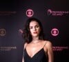 Bruna Marquezine escolheu um vestido longo preto no melhor estilo slip dress para premiação da Globo em 2017