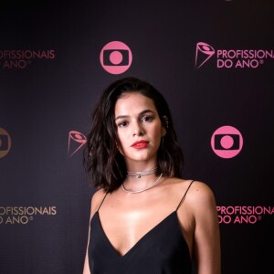 Bruna Marquezine escolheu um vestido longo preto no melhor estilo slip dress para premiação da Globo em 2017