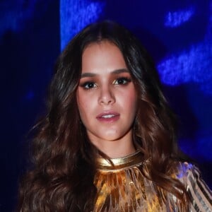 Bruna Marquezine escolheu um longo com plumas e dourado para baile de Carnaval em 2017