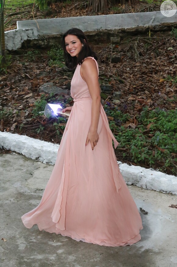 Bruna Marquezine usou um longo em tom lavado de rosa para o casamento de Sophie Charlotte e Daniel de Oliveira em 2015