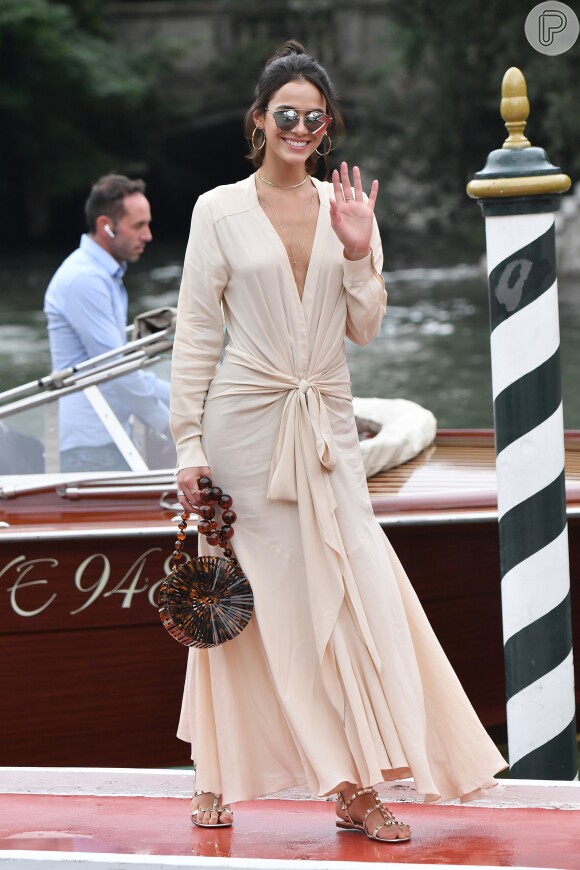 Bruna Marquezine vestiu Jacquemus no Festival de Veneza: o vestido valorizou a silhueta da atriz com decote e amarração na cintura