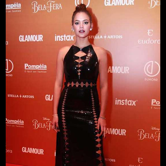 Bruna Marquezine escolheu um vestido preto Reynaldo Lourenço com recortes para prêmio em 2017