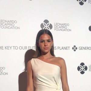 Bruna Marquezine apostou em um vestido de ombro único em tom de off white para evento internacional