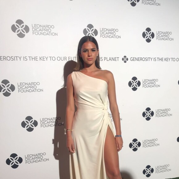 Bruna Marquezine apostou em um vestido de ombro único em tom de off white para evento internacional