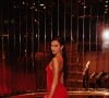 Vestido longo vermelho exuberante usado por Bruna Marquezine tinha fenda poderosa