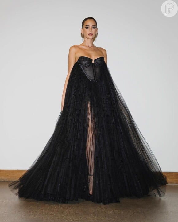 A atriz Bruna Marquezine é fã de peças de moda festa com personalidade, como esse vestido Givenchy