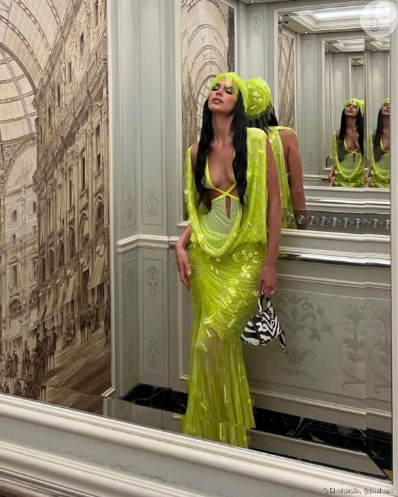 Vestido longo verde neon foi usado por Bruna Marquezine em semana de moda internacional