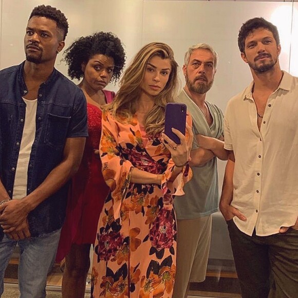 Grazi Massafera está no ar como a protagonista Paloma na novela 'Bom Sucesso'. Atriz faz foto com atores do elenco nos bastidores