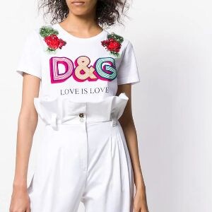 A camiseta Dolce & Gabbana é verdida por R$ 12.158 em uma multimarcas