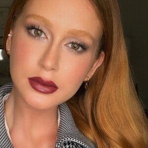 Marina Ruy Barbosa elege make com batom vinho e somba preta leve para desfile em NY neste domingo, dia 08 de setembro de 2019