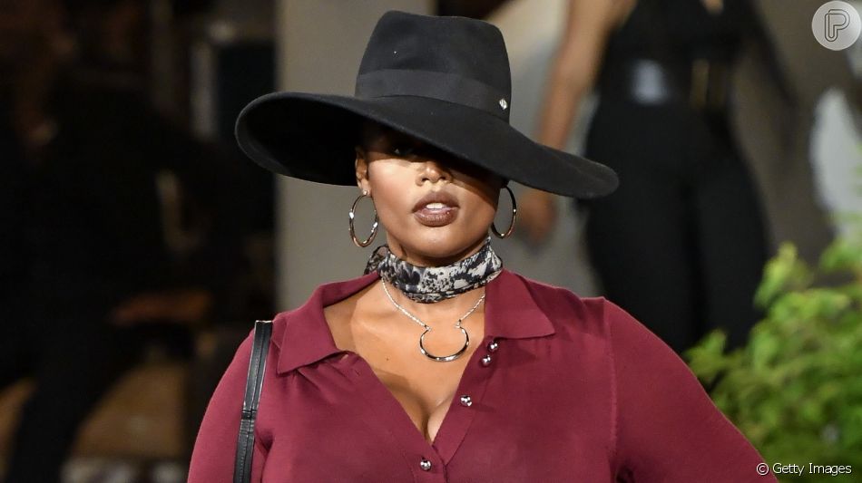 Lenço no pescoço e chapéu preto de aba longa: acessórios foram aposta da grife Tommy Hilfiger na NYFW