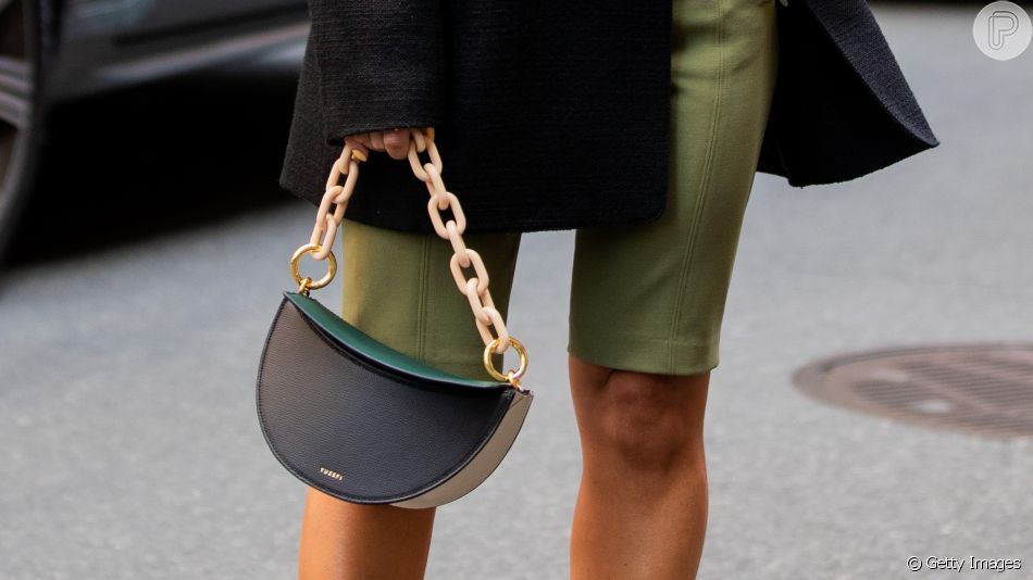 Bolsa com corrente: a moda 'chunky' chegou ao acessório e é tendência no street style da NYFW 2020