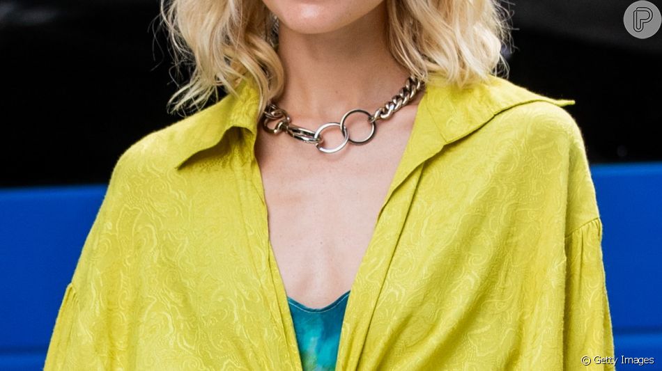 Colares chunky: aposte em correntes mais grossas e metálicas para um look inspirado no street style da NYFW 2020