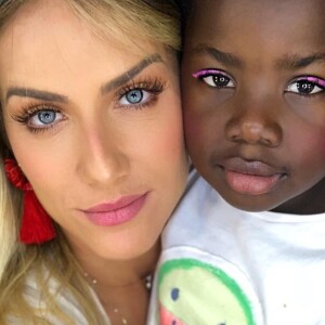 Giovanna Ewbank mostra maquiagem em foto com a filha, Títi