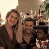 Giovanna Ewbank passa Natal em família e faz surpresa para Títi com papai noel negro