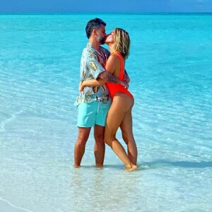 Giovanna Ewbank posta clique romântico aos beijos com Bruno Gagliasso em viagem às Maldivas