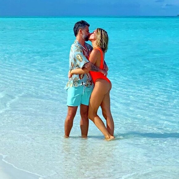 Giovanna Ewbank posta clique romântico aos beijos com Bruno Gagliasso em viagem às Maldivas