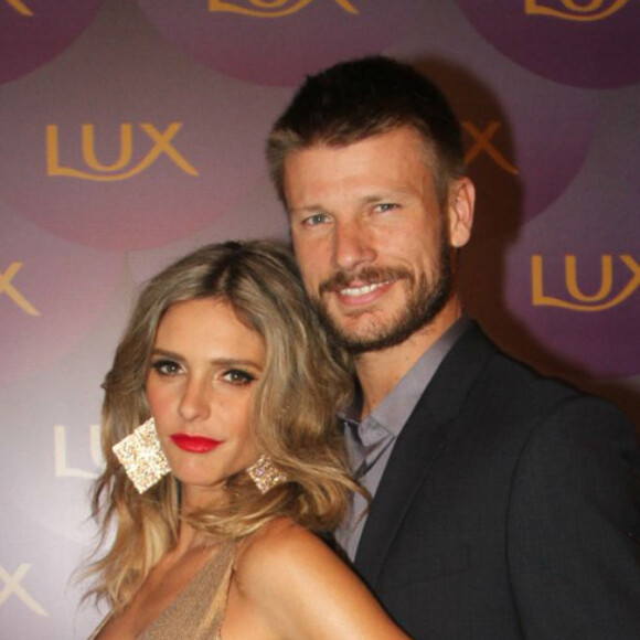 Fernanda Lima, à espera da primeira filha, ganhou beijo no barrigão do marido, Rodrigo Hilbert