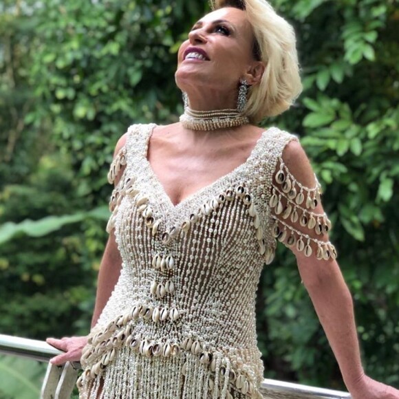 Ana Maria Braga deixou as pernas à mostra em look de R$ 13 mil