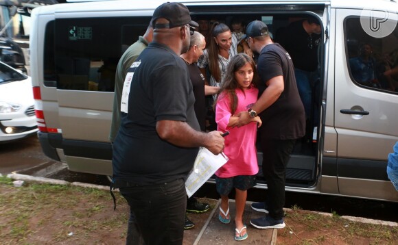 Ivete Sangalo chegou ao local do show acompanhada pelo filho, Marcelo