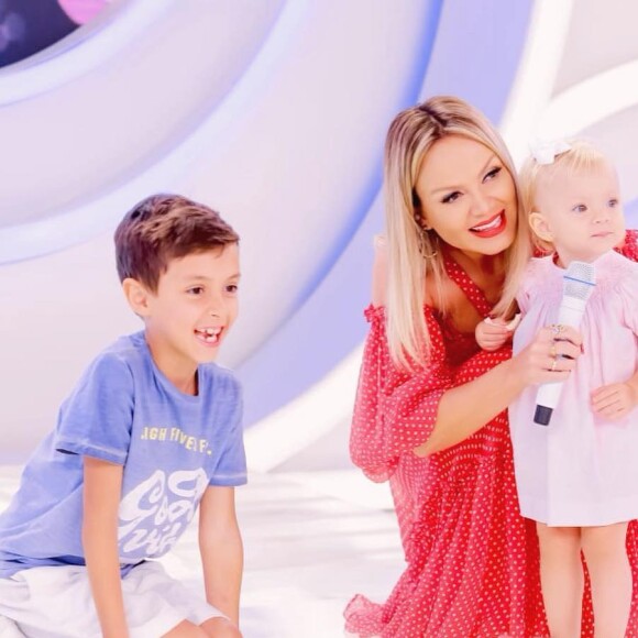 Filha de Eliana, Manuela foi comparada com a apresentadora em foto