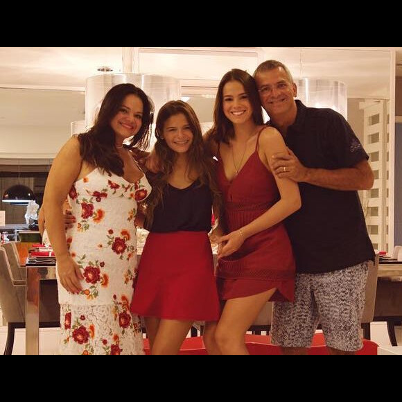 Irmã de Bruna Marquezine, Luana Marquezine está comemorando 17 anos