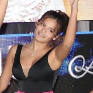 Luana Marquezine surpreendeu ao arriscar passos de balé em festa de 15 anos de amiga