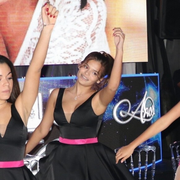 Luana Marquezine surpreendeu ao arriscar passos de balé em festa de 15 anos de amiga
