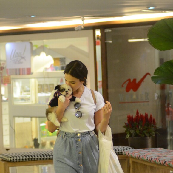 Bruna Marquezine beija cachorrinhos para adoação em vídeo publicado nesta quinta-feira, dia 19 de setembro de 2019