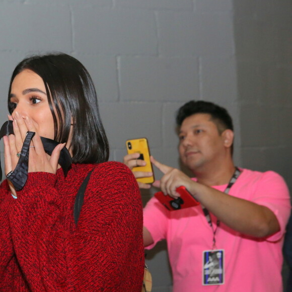 Bruna Marquezine fica encantada com cachorros em vídeo publicado nesta quinta-feira, dia 19 de setembro de 2019