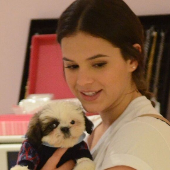 Bruna Marquezine deita no chão e ganha lambida no rosto de cachorro em vídeo publicado nesta quinta-feira, dia 19 de setembro de 2019