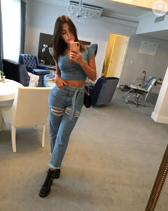 Ex-BBB Adriana Sant'Anna mostrou look all jeans em fotos na web