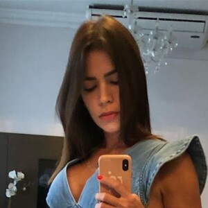 Ex-BBB Adriana Sant'Anna exibiu o corpo sequinho em fotos