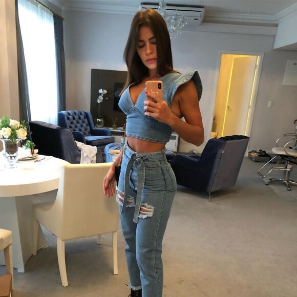 Ex-BBB Adriana Sant'Anna exibiu o corpo sequinho em fotos