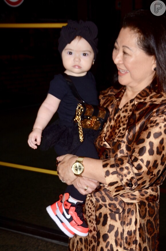 Filha de Sabrina Sato, Zoe viajou com bolsa Louis Vuitton e tênis Nike