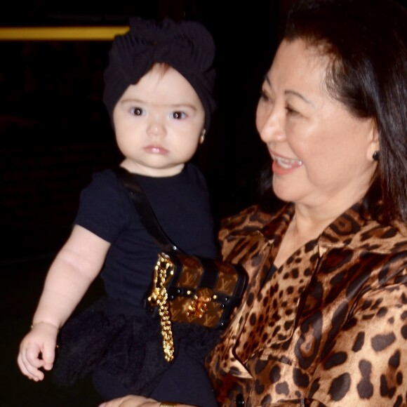 Filha de Sabrina Sato, Zoe viajou com bolsa Louis Vuitton e tênis Nike