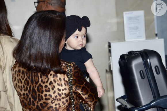 Kika, mãe de Sabrina Sato, levou a neta no colo durante parte do embarque em São Paulo